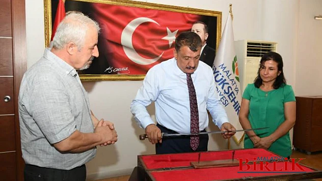 Damascus Ustası Bayyiğit, Başkan Gürkan'a Yaptığı Kılıcı Hediye Etti