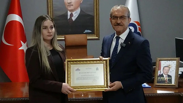 Deprem Anında Engelli Öğrencisini Kucaklayarak Dışarı Çıkaran Öğretmene Başarı Belgesi Verildi