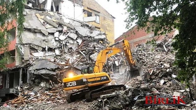 Depremde Hasar Gören Fuzuli Caddesindeki Bina Yıkıldı