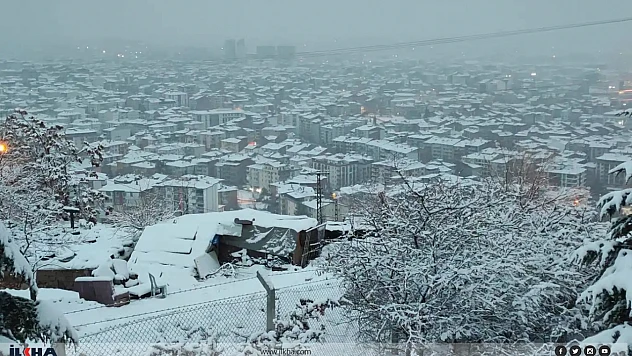 Depremin Yıl Dönümünde Şehir Beyaza Büründü