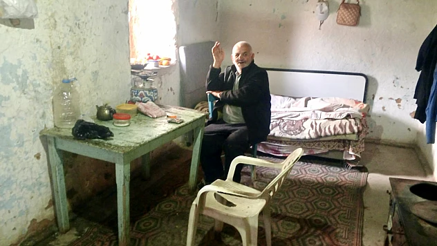 Depremzede Hüseyin Atılgan, Yıkık Evinde Tek Başına Hayata Tutunmaya Çalışıyor