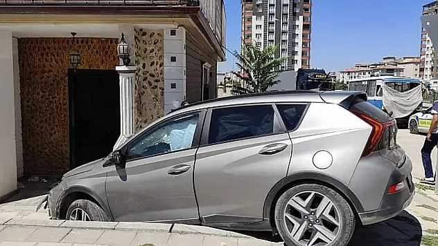 Direksiyon Hakimiyetini Kaybedince Eve Çarptı