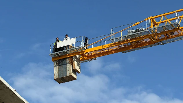 Doğanşehir'de Maaşlarını Alamayan İnşaat İşçileri Kule Vinçe Çıktı