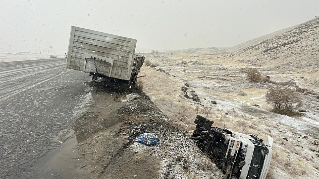 Doğanşehir'de Tır Şarampole Devrildi: 1 Yaralı