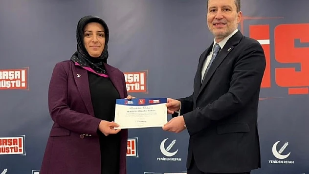 Dr.Fatih Erbakan, Başarılı Malatya İl Kadın Kolları Başkanı Koşar'ı Ödüllendirdi