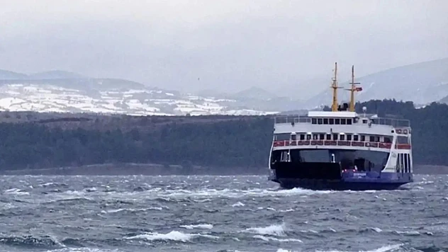 Feribot seferlerine fırtına engeli
