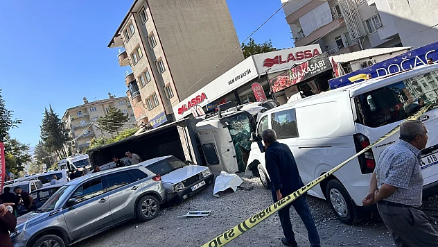 Freni Boşalan Kamyon Malatya'yı Felç Etti: Araçlar Hurdaya Döndü