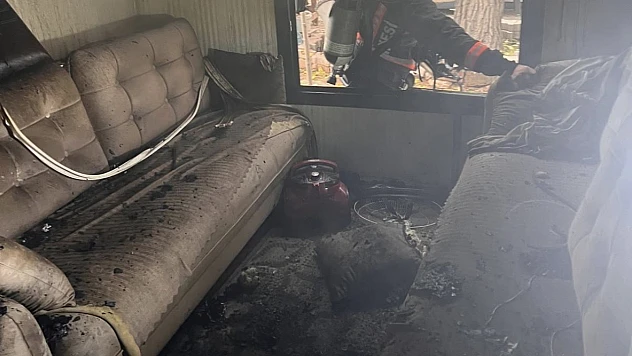 Gazi Mahallesinde Konteyner Yangını Korkuttu