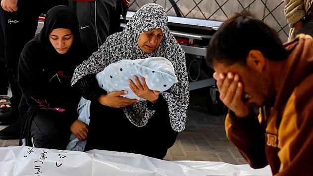 Gazze'de Çocuklar Acı İçinde Can Veriyor