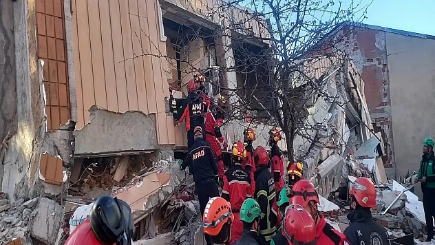 Gebze'de çöken binada aynı aileden 4 kişi hayatını kaybetti
