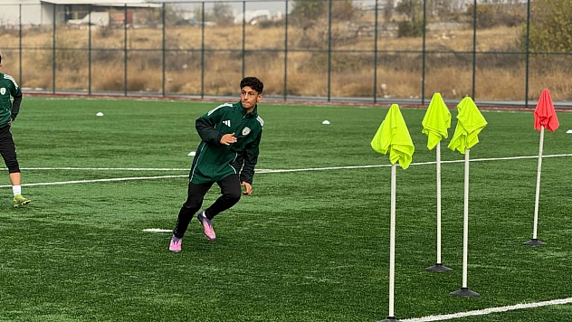 Geleceğin Yıldızı Emir Süleyman Ataş A Takım Antrenmanında