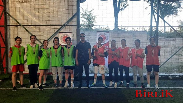 Genç Bayanlardan Anlamlı Futbol Turnuvası