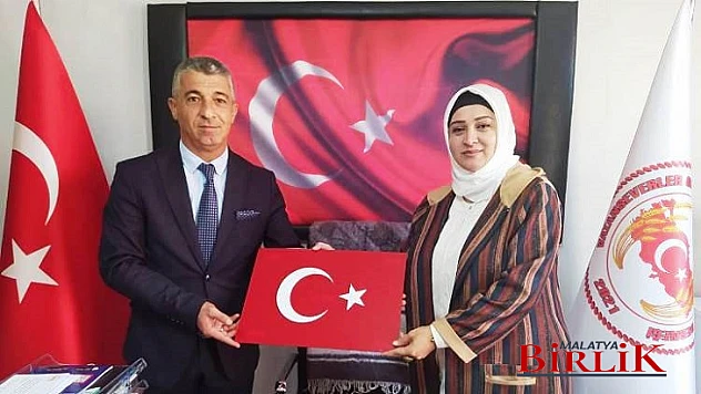 Gönültaş Başkan Ayşe Alpaslan'a Türk Bayrağı Takdim Etti