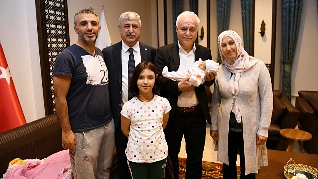 Hatipoğlu, Bebeğin Kulağına Ezan Okudu