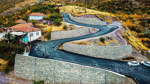 Büyükşehir Kale'de 8 Mahalleyi Daha Asfaltladı