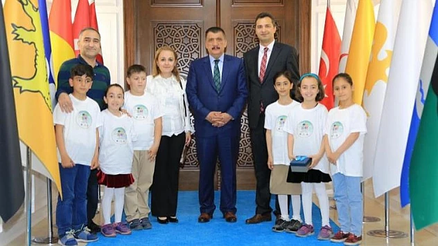 Başkan Gürkan, 'Ülkesine Ve İnsanlığa Yararlı Bireyler Yetiştirmek Lazım'