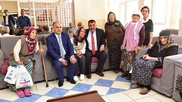 Başkan Gürkan, Huzurevi'nde Kalan Yaşlıları Ziyaret Etti