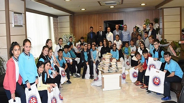 'Kitap Getirdim Sana Projesi''ne Destekler Sürüyor