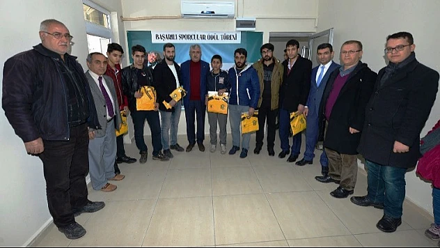 Başkan Polat, Başarılı Sporcuları Ödüllendirdi