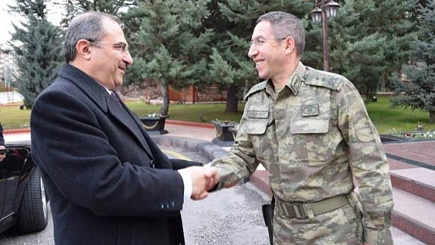 Vali Ali Kaban Askerler İle Birlikte Cuma Namazı Kıldı