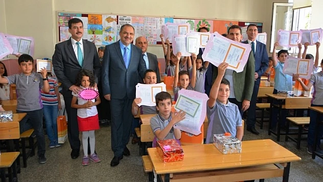 Vali Kaban, Öğrencilerin Karne Heyecanına Ortak Oldu