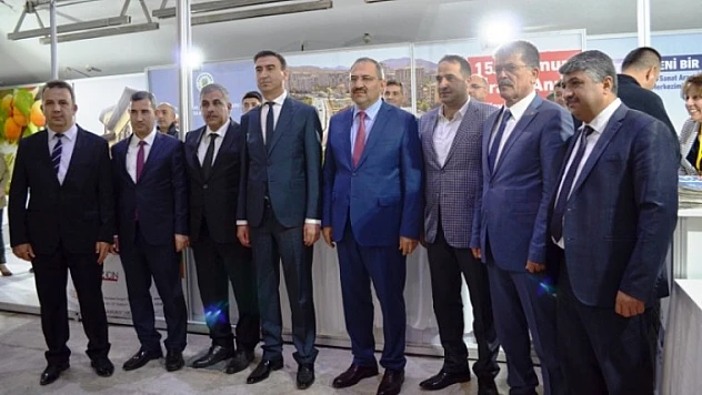 Vali Kaban, Kaymakamlık ve Belediye Standlarını Ziyaret Etti