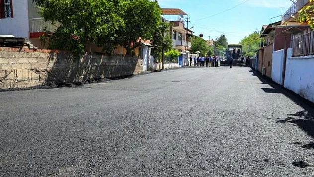 Alacakapı Mahallesi'nde Yollar Sıcak Asfalt Yapılıyor