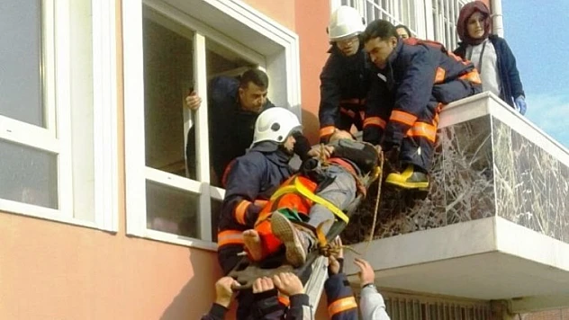 Okulda Camdan Düşen Öğrenci Yaralandı