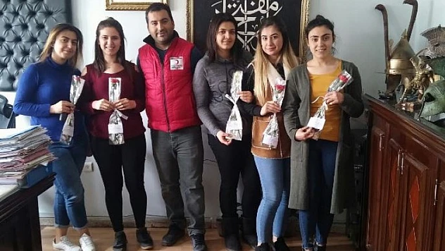 Kızılaydan Kadınlara Karanfil Dağıtımı