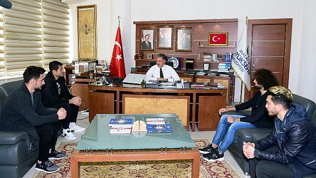 Evkur Yeni Malatyasporlu Futbolculardan Başkan Çakır'a Bayrak Teşekkürü