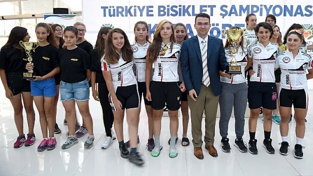 Bisiklet Sporcuları Ödüllerini Aldı