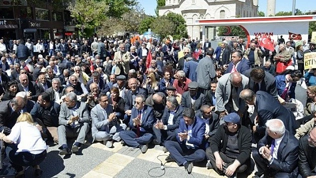 CHP' Ohal İçin Oturarak Eylem Yaptı