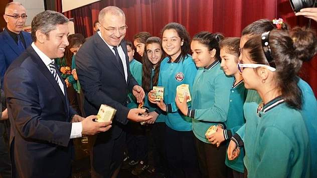 Öğrencilere 7. Malatya Kitap Fuarı Öncesi Kumbara Dağıtıldı