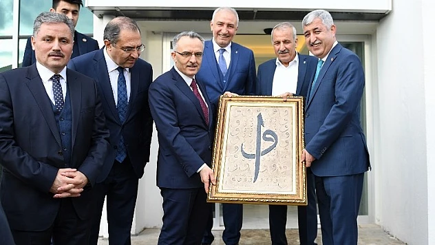 Maliye Bakanı Naci Ağbal, Yeşilyurt Belediyesini Ziyaret Etti