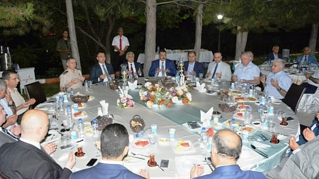 Vali Toprak İftarını Emniyet Teşkilatı İle Yaptı