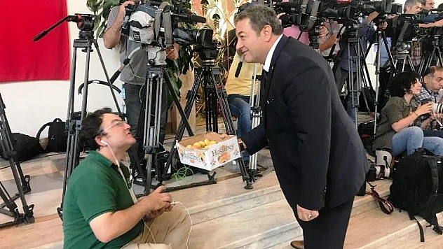 MHP Milletvekili Fendoğlu, TBMM'de Kayısı Dağıttı