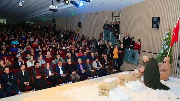 'Donan Biz Miyiz, Onlar Mı?' Adlı Tiyatro Oyunu Yoğun İlgi Gördü