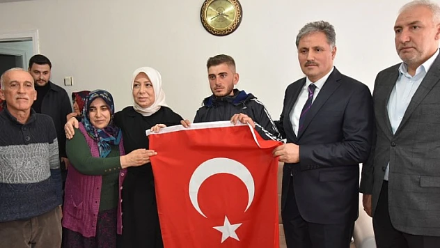 Çalık'tan Zeytin Dalı Harekâtına Katılan Askere Ziyaret