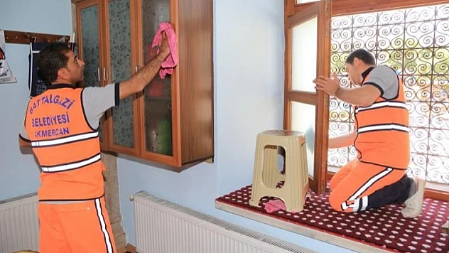 Ramazan Ayında da Camilerin Temizliği Aralıksız Devam Ediyor