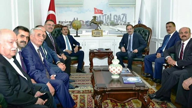 AK Parti Genel Başkan Yardımcısı Ünal, Battalgazi Belediyesi'ni Ziyaret Etti