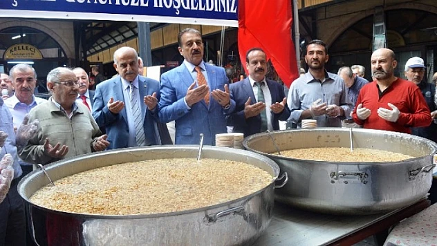 Bakırcılar Çarşısı'nda Geleneksel Aşure Etkinliği Yapıldı