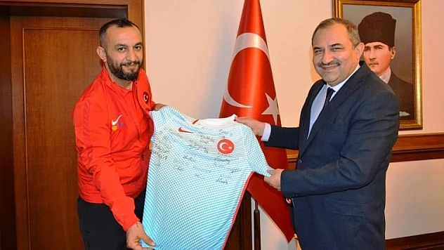 Ampute Milli Takımı Kalecisi Selim Karadağ, Vali Ali Kaban'ı Ziyaret Etti