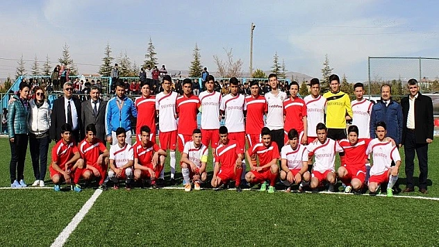 Yazıhan'da Liseler Arası Futbol Turnuvası Yapıldı