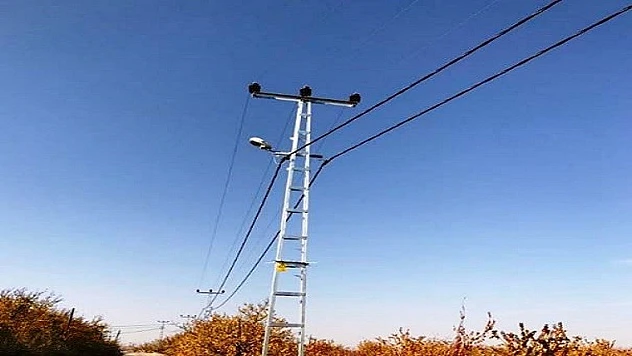 Fırat EDAŞ Bazı Mahallerde Elektrik Çalışmalarını Yeniliyor    