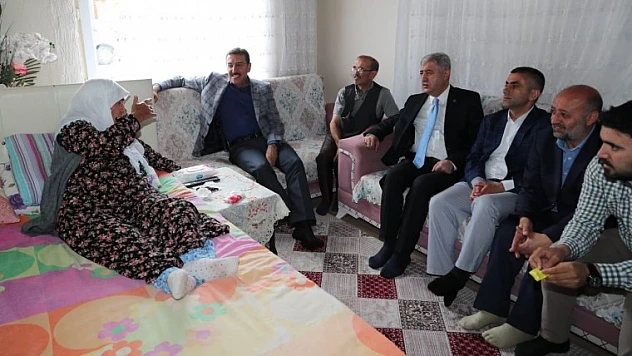 Bakan Tüfenkci'den Sultan Teyzeye Çat Kapı