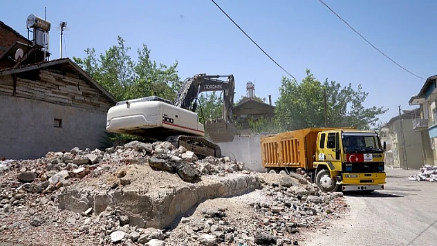 Beydağı Mahallesinde Yıkılan Yapıların Molozları Kaldırılıyor
