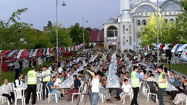 İftar Programları Hanımın Çiftliğinde Devam Etti