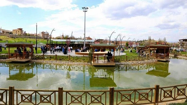 Vatandaşlar, Haftasonu Tatilinde Tarihi Mekanlara Akın Etti