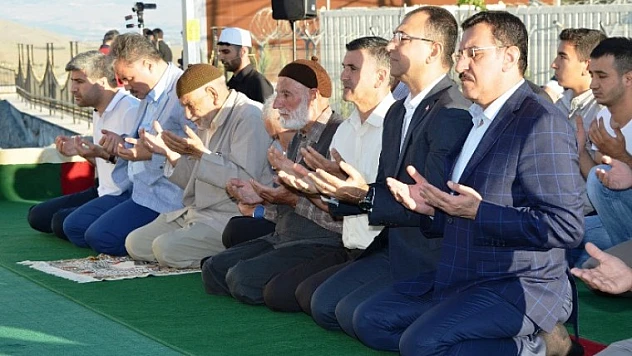 Gedik Namazgah'taki Bayram Namazına Bakan Tüfenkci'de Katıldı
