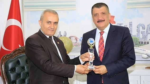 Büyük Başkana Büyük Ödül